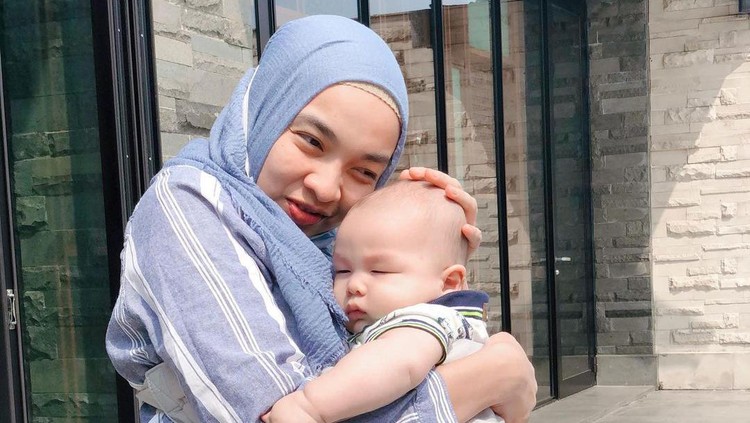 tika bravani Kalau lihat foto ini, si kecil mirip banget sama Bundanya ya. (Foto: Instagram @tikabravani)