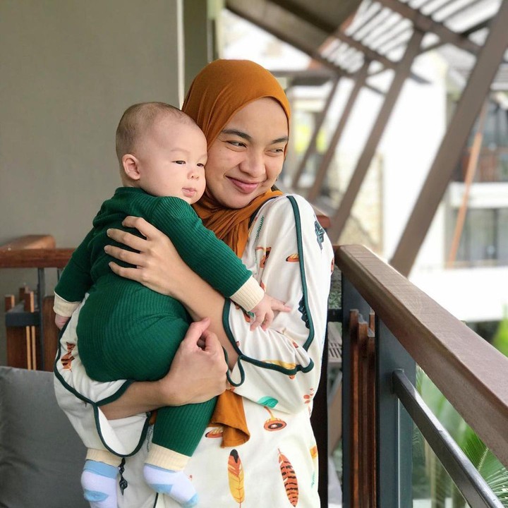 <p>Semoga selalu bahagia ya Tika dan keluarga. (Foto: Instagram @tikabravani)</p>
