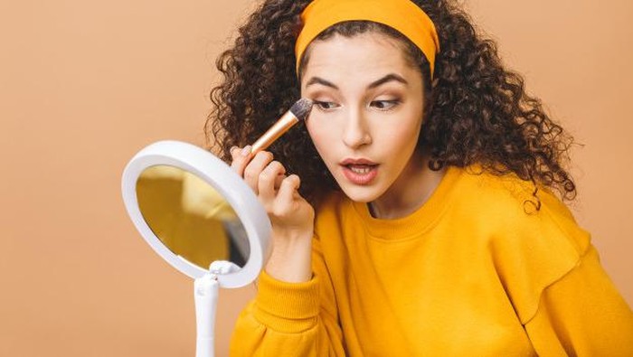 Ups! 5 Kesalahan Makeup Ini Bikin Kulit Berjerawat Lho!
