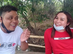Mengapa Waria di Madiun Ini ke Pasar Berdandan Ala Sinden?