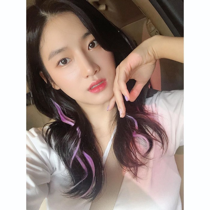 Sebelum mengubah warna rambutnya menjadi auburn seperti sekarang, pemain drama Extracurricular, Park Ju Hyun pernah menjajal mewarnai rambutnya dengan highlight ungu yang bikin penampilannya tampak lebih playful. Saat memamerkan gaya rambutnya ini, ia juga mengenakan kuteks berwarna ungu yang senada dengan rambutnya, lho. “My favorite #purple” tulisnya di kolom keterangan. So cute! (Foto: instagram.com/charmgirl_1005)