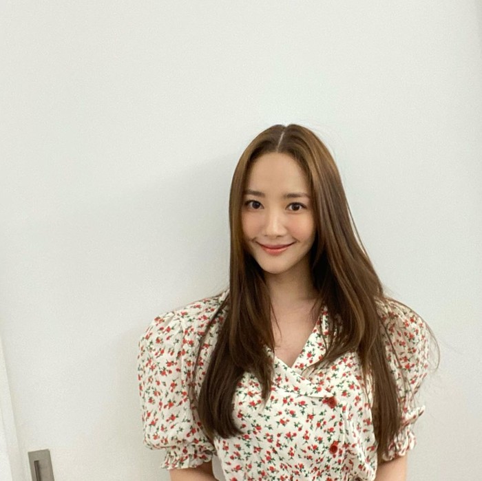 Penampilan aktris cantik Park Min Young selalu identik dengan kesan anggun dan classy. Tak terkecuali soal gaya rambutnya. Dengan model rambut panjang yang lurus dan sleek, ia memberikan sentuhan warna coklat yang bikin penampilannya terkesan lebih santai dan muda. Sedangkan gaya belah tengah andalannya memberikan kesan feminin yang sesuai dengan imej-nya. (Foto: instagram.com/rachel_mypark)