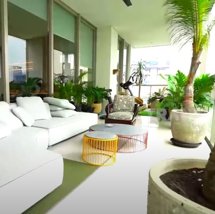 <p>Teras apartemen dibuat simpel dan alami. Ada beberapa jenis tanaman besar menghiasi teras apartemen mewah ini, Bunda. (Foto: YouTube TRANS7 OFFICIAL)</p>