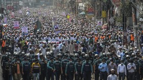 Puluhan Ribu Massa Protes Anti-Prancis di Bangladesh