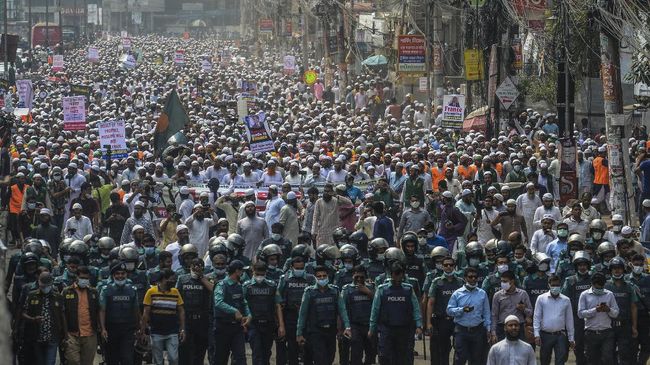 Puluhan Ribu Massa Protes Anti-Prancis di Bangladesh Massa yang dikerahkan partai Islam Andolan itu menyuarakan anti-Prancis dan meminta Emmanuel Macron dihukum usai menyudutkan Islam.