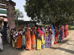 Abaikan Protokol Corona, Jutaan Warga India Antre Pemilu Daerah