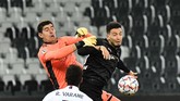 FOTO: Real Madrid Selamat dari Kekalahan Real Madrid hampir saja mengalami kekalahan saat bertandang ke Borussia Moenchengladbach di Liga Champions, untungnya ada gol telat Benzema dan Casemiro.