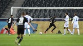 FOTO: Real Madrid Selamat dari Kekalahan Real Madrid hampir saja mengalami kekalahan saat bertandang ke Borussia Moenchengladbach di Liga Champions, untungnya ada gol telat Benzema dan Casemiro.