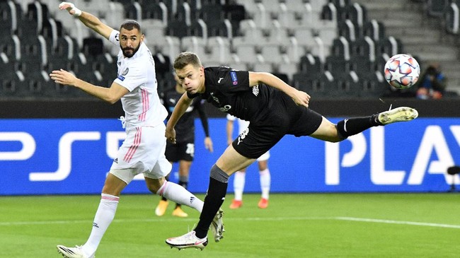 Real Madrid menghadapi masalah setelah Karim Benzema terungkap meminta Ferland Mendy tak mengoper Vinicius Jr.