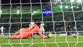 FOTO: Real Madrid Selamat dari Kekalahan Real Madrid hampir saja mengalami kekalahan saat bertandang ke Borussia Moenchengladbach di Liga Champions, untungnya ada gol telat Benzema dan Casemiro.