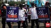 FOTO: Demo Tolak Omnibus Law di Jakarta Massa kembali turun ke jalan Jakarta untuk menolak Omnibus Law Cipta Kerja di Hari Sumpah Pemuda, Rabu (28/10).