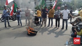 Massa Demonstrasi Tolak Omnibus Law Bakar Ban di Patung Kuda
