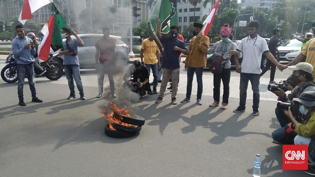 Aksi pembakaran ban dilakukan oleh Himpunan Mahasiswa Islam saat demonstrasi menolak Omnibus Law Cipta Kerja.