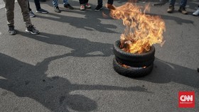 Biaya Wisuda Mahal, Mahasiswa di Jatim Bakar Toga di Kampus