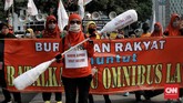 FOTO: Demo Tolak Omnibus Law di Jakarta Massa kembali turun ke jalan Jakarta untuk menolak Omnibus Law Cipta Kerja di Hari Sumpah Pemuda, Rabu (28/10).