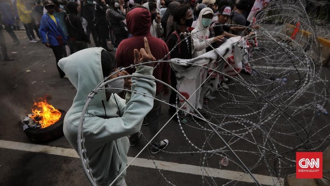 Polda Metro Jaya belum berhasil menemukan aparat keamanan yang diduga memukul wartawan CNN Indonesia saat meliput demo Omnibus Law.