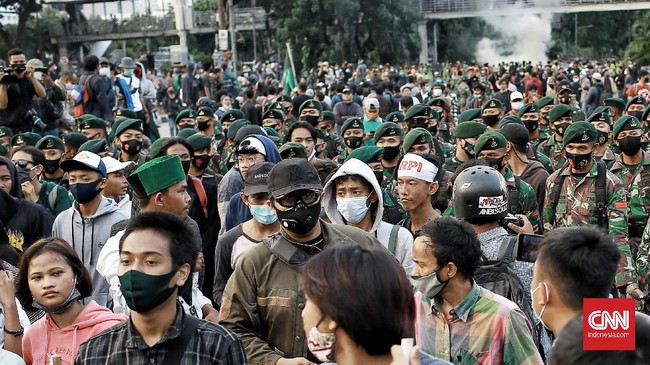 Pelapor menyampaikan ada dugaan penyalahgunaan wewenang yang dilakukan aparat kepolisian saat menangkap para pedemo dan penetapan mereka sebagai tersangka.
