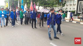 Tolak Omnibus Law, Mahasiswa Bawa Keranda untuk DPR