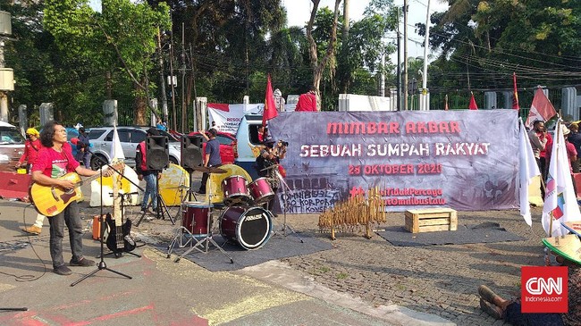 Saat berdemo menolak Omnibus Law di Tugu Proklamasi, massa mahasiswa dan buruh melantunkan 'Surat Buat Wakil Rakyat' milik Iwan Fals.