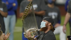 Positif Corona, Bintang Dodgers Keluar di Tengah Pertandingan