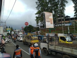 Lalin di Kawasan Pasar Cisarua Macet Kedua Arah