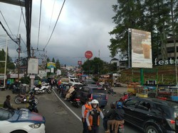 Jalur Puncak Bogor Macet di Pasar Cisarua Sore ini