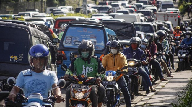 Polisi Resor Bogor mencatat lebih dari 90 ribu kendaraan per hari masuk ke jalur Puncak pada musim libur Lebaran 2022 ini dan picu kepadatan lalu lintas.