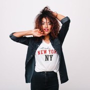 Jangan Tampil Monoton! Yuk Ikuti Inspirasi Mix and Match Outfit Menggunakan Kaus Grafis