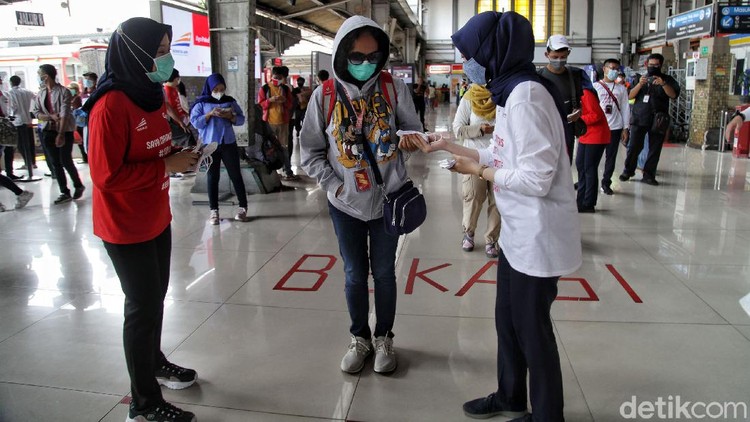 PT KAI Commuter Jabodetabek memperingati Hari Sumpah Pemuda dengan melakukan sosialisasi penerapan protokol kesehatan di Stasiun Jakarta Kota, Rabu (28/10/2020).