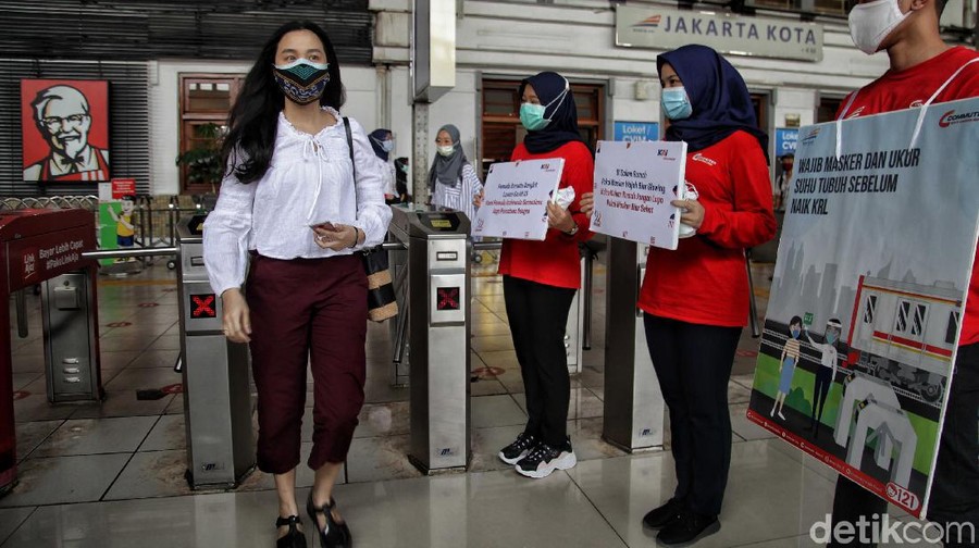 PT KAI Commuter Jabodetabek memperingati Hari Sumpah Pemuda dengan melakukan sosialisasi penerapan protokol kesehatan di Stasiun Jakarta Kota, Rabu (28/10/2020).