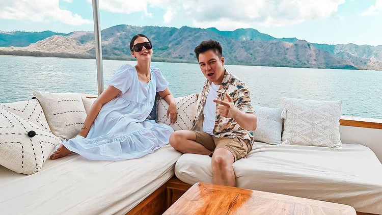 Paula Verhoeven dan Baim Wong liburan ke Pulau Komodo