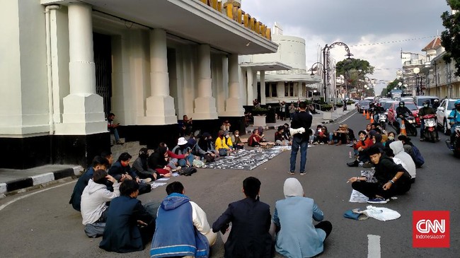 Poros Revolusi Mahasiswa Bandung menggalar aksi di depan Gedung Merdeka. Mereka menggelar orasi dan pembacaan puisi untuk menolak Omnibus Law Ciptaker. 