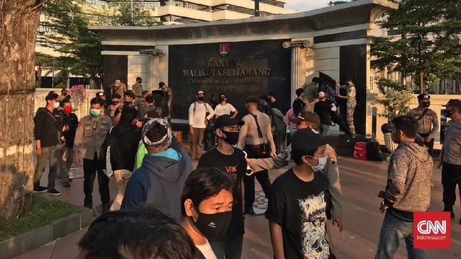 Polisi menyebut acara tersebut tanpa ada pemberitahuan pada kepolisian. Selain itu ada kerumunan yang melanggar protokol kesehatan.
