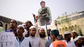 FOTO: Ribuan Orang Demo Anti-Prancis di Bangladesh Ribuan orang di Bangladesh turun ke jalan ibu kota pada Selasa (27/10) protes atas sikap Presiden Prancis Emmanuel Macron yang dinilai menghina Islam.