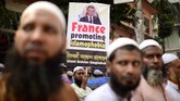 FOTO: Ribuan Orang Demo Anti-Prancis di Bangladesh Ribuan orang di Bangladesh turun ke jalan ibu kota pada Selasa (27/10) protes atas sikap Presiden Prancis Emmanuel Macron yang dinilai menghina Islam.