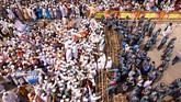 FOTO: Ribuan Orang Demo Anti-Prancis di Bangladesh Ribuan orang di Bangladesh turun ke jalan ibu kota pada Selasa (27/10) protes atas sikap Presiden Prancis Emmanuel Macron yang dinilai menghina Islam.