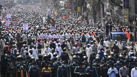FOTO: Ribuan Orang Demo Anti-Prancis di Bangladesh