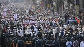 FOTO: Ribuan Orang Demo Anti-Prancis di Bangladesh Ribuan orang di Bangladesh turun ke jalan ibu kota pada Selasa (27/10) protes atas sikap Presiden Prancis Emmanuel Macron yang dinilai menghina Islam.