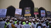 FOTO: Ribuan Orang Demo Anti-Prancis di Bangladesh Ribuan orang di Bangladesh turun ke jalan ibu kota pada Selasa (27/10) protes atas sikap Presiden Prancis Emmanuel Macron yang dinilai menghina Islam.