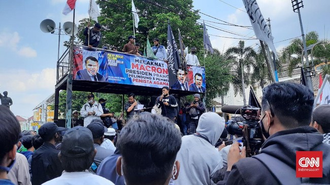 Ratusan orang berdemo di Solo menentang pernyataan Presiden Emmanuel Macron soal Islam sebagai agama krisis dan menyerukan boikot produk Prancis.