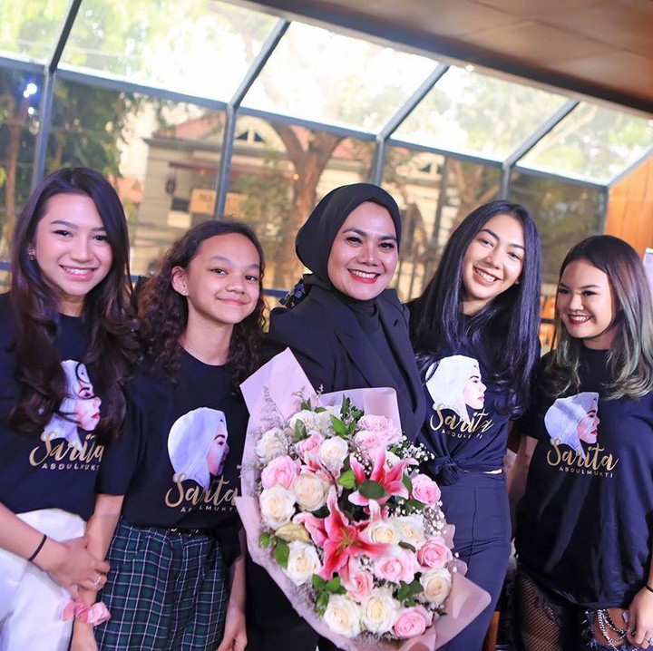 <p>6. Sarita dan anak-anaknya juga tampak saling mendukung, Bunda. Saat merilis lagu 'Bertahan Karena Cinta', ia mendapat buket bunga sebagai ucapan selamat dari keempat buah hatinya.(Foto: Instagram @queen_saritaabdulmukti)</p>