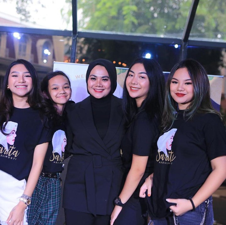 <p>7. Bagi Sarita, keempat anak gadisnya adalah sumber kekuatannya, Bunda. Semoga, Sarita dan keempat putrinya selalu sehat dan bahagia ya.(Foto: Instagram @queen_saritaabdulmukti)</p>