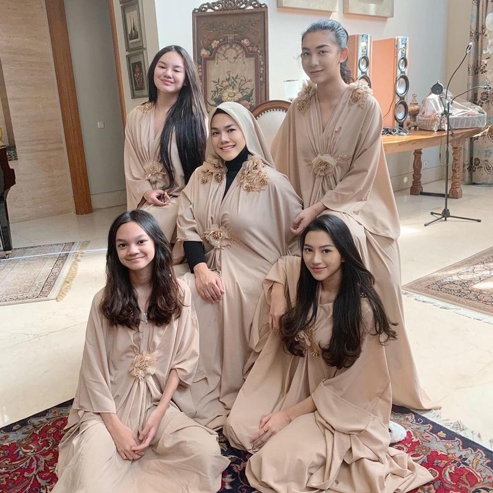 <p>2. Dalam akun Instagram pribadinya, Sarita sering membagikan aktivitas bersama anak-anaknya, Shania Salsabila, Shakilla Astari, Shafa ALiya, dan Shabina Mecca. (Foto: Instagram @queen_saritaabdulmukti)</p>