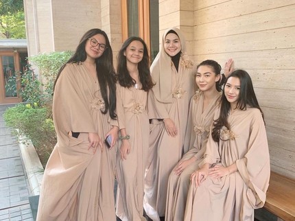 7 Potret Sarita Abdul Mukti dan 4 Putri Cantiknya, Kece & Selalu Kompak