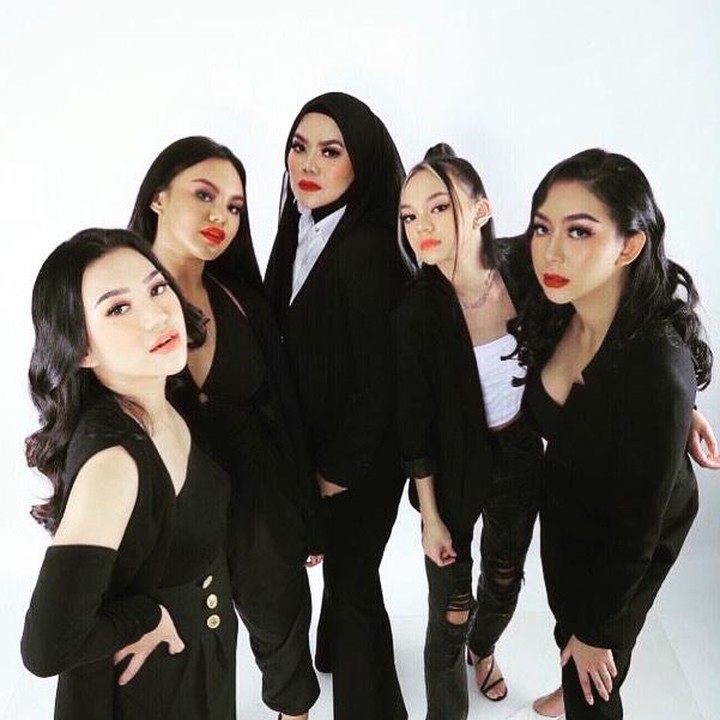 <p>5. Foto studio bersama semua putrinya dengan pose seperti ini, Sarita dan anak-anaknya terlihat kece ya, Bunda. (Foto: Instagram @queen_saritaabdulmukti)</p>
