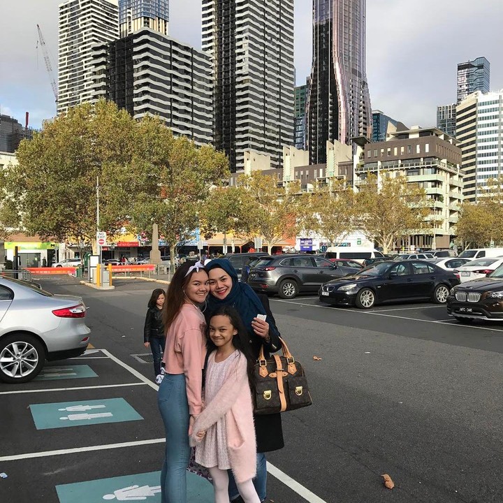 <p>3. Kalau ini potret Sarita bersama dua orang putrinya saat liburan di Queen Victoria, Melbourne, Bunda.(Foto: Instagram @queen_saritaabdulmukti)</p>