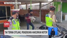 VIDEO: Tak Terima Ditilang, Pengendara Hancurkan Motor