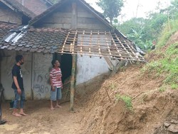 Dapur Rumah Warga Trenggalek Jebol Tertimpa Longsor Tebing 10 Meter