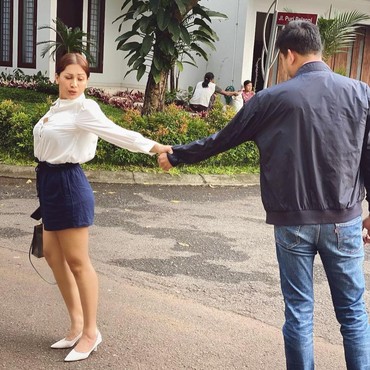 Tata Janeeta Foto Pegangan Tangan dengan Pria, Raden Brotoseno?