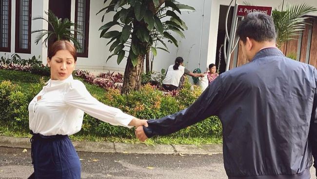 Tata Janeeta Foto Pegangan Tangan dengan Pria, Raden Brotoseno?